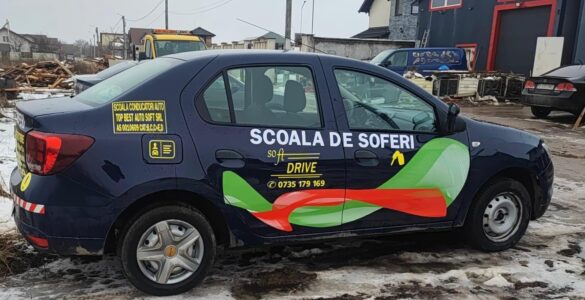Prima masina pe care inveti sa conduci cu incredere Logan de la scoala auto SoftDrive pregatit pentru lectiile de conducere